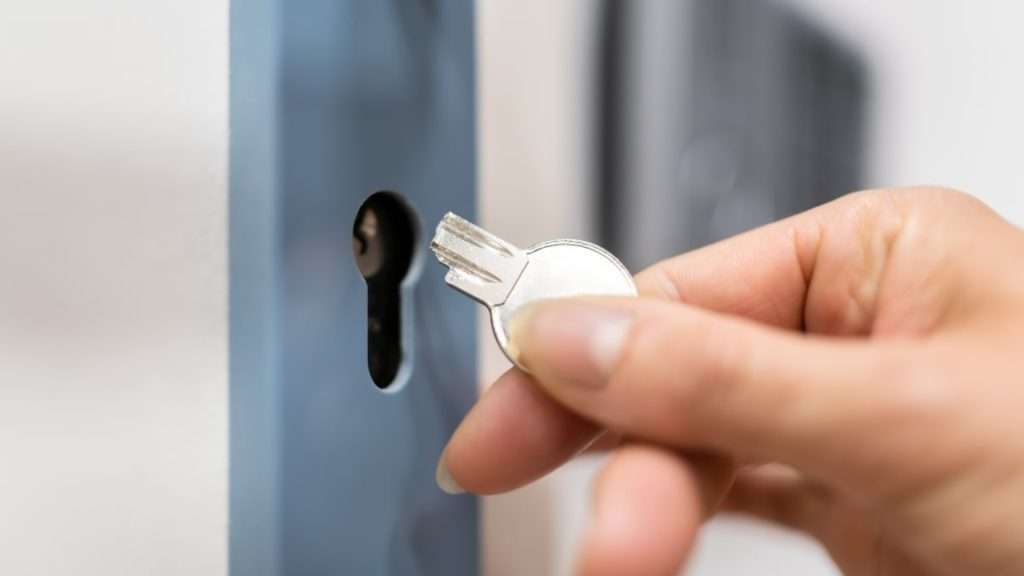A user showing a broken key that needs lock repair service
